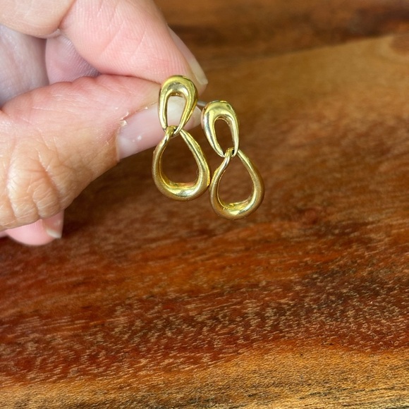 Vintage Monet gold tone, tear drop post earrings in excellent vintage condition. - Picture 2 of 6